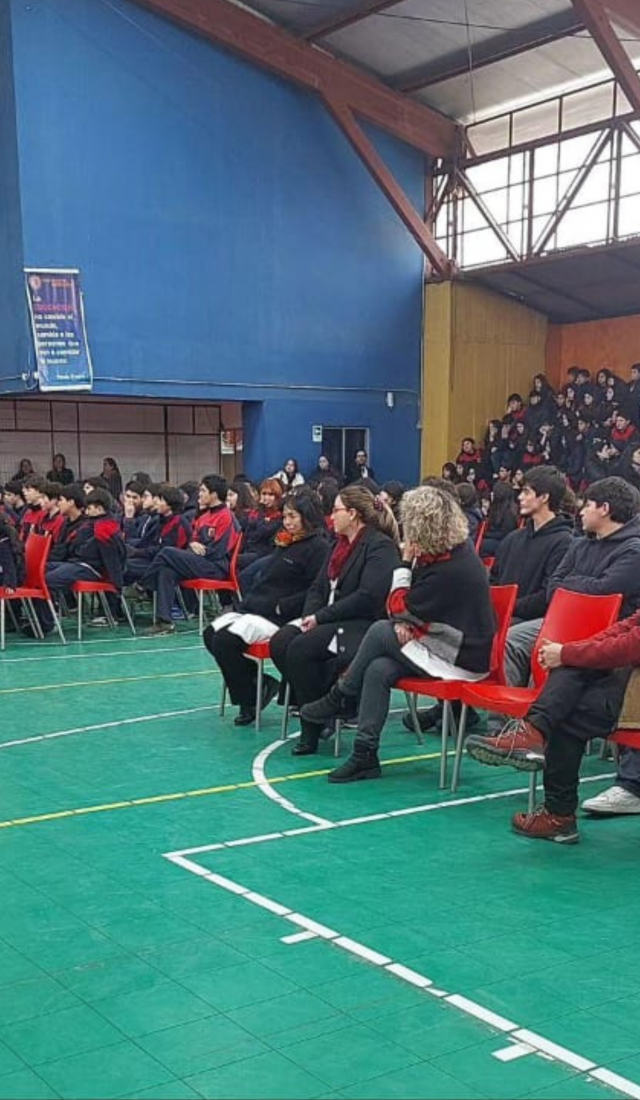 Míster José González y los estudiantes de cuarto medio organizan el acto de despedida, una tradición HCA.