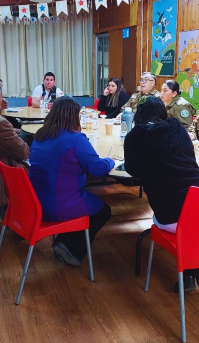 Reunión de Comité Paritario y Miembros Directivos del establecimiento con Equipos de Rescate: Coordinación de Acciones para Futuros Simulacros.